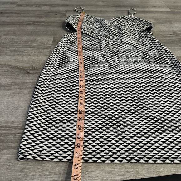 H&M black and white geometrical print dress size large - Picture 7 of 7